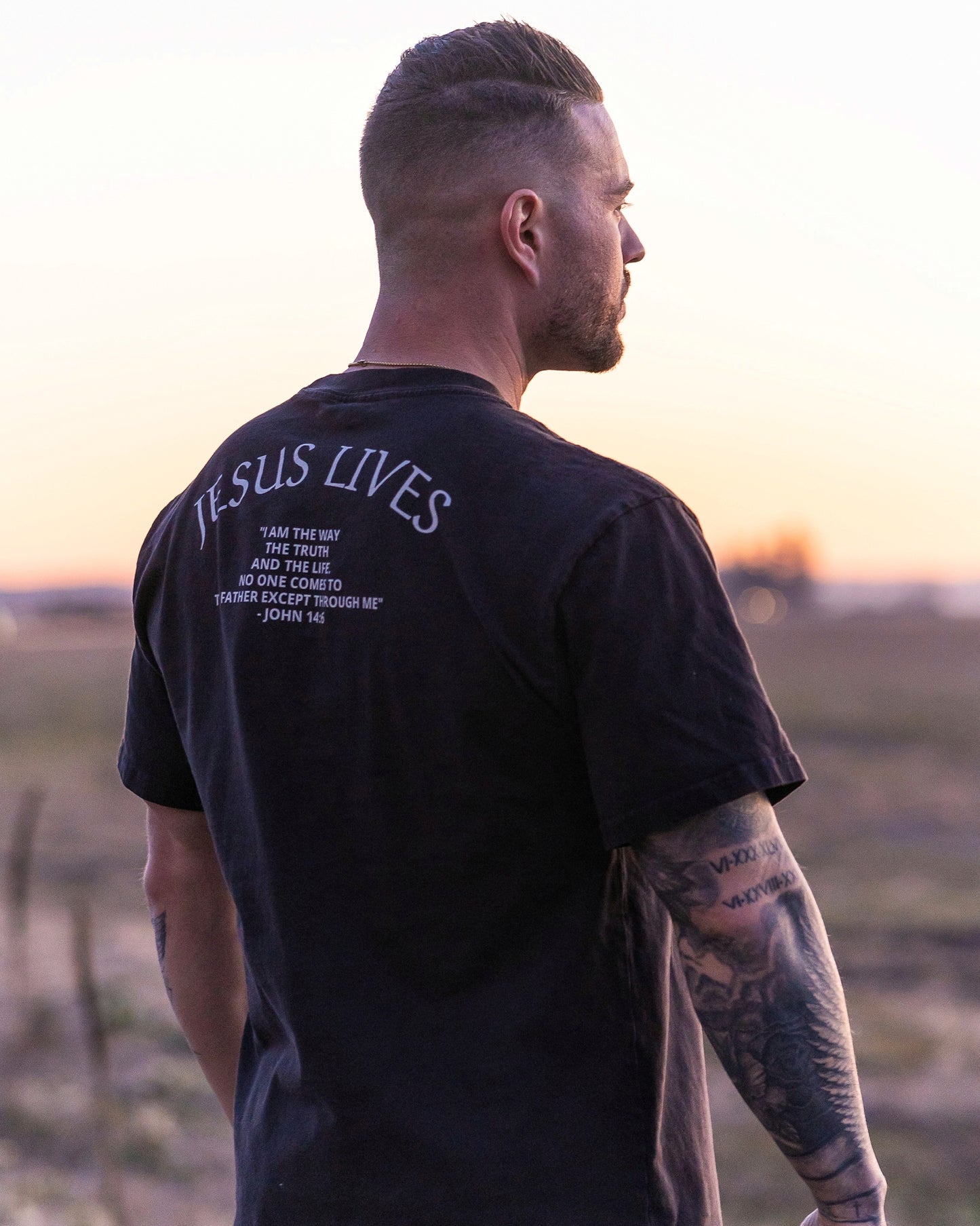 Oversized Tee 'JESUS LIVES'